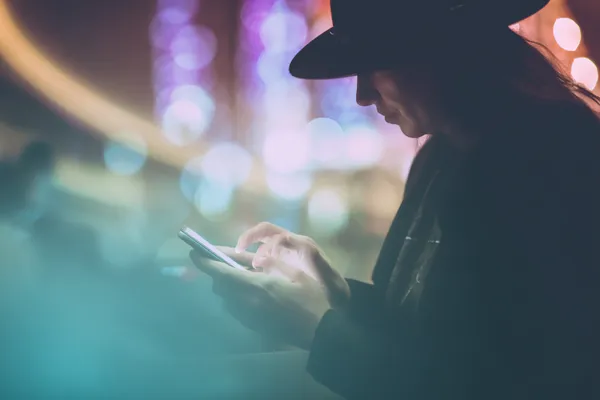 ক্যাসিনো চিপে ঘেরা এক আত্মবিশ্বাসী ডিলার খেলোয়াড়দের CBAJI অ্যাকাউন্টে লগইন করতে আহ্বান করছেন—যা দ্রুত ও সহজ লগইন সুবিধাকে উপস্থাপন করে।